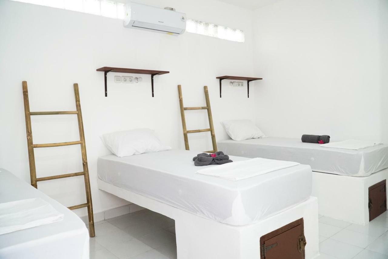 Gili Pirates Dive & Bnb Gili Trawangan Exterior photo