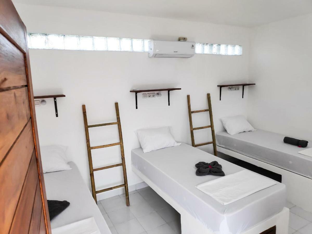 Gili Pirates Dive & Bnb Gili Trawangan Exterior photo